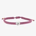 Detail einer lila geflochtenen verstellbaren Armband mit herzförmigem Stein - Herz Zirkon