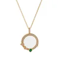 Nahaufnahme einer Goldkette mit rundem Bergkristall-Anhänger und farbigen Schmucksteinen - Runder Grüner Edelstein Medaillon Stil / Helles Gold