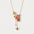 Dettaglio ravvicinato di una collana vintage di fiori in smalto con ciondolo ape - Collana Vintage Ape Rosa di Giugno