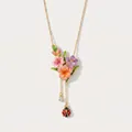 Dettaglio di una collana vintage in smalto con fiori colorati e nappa a coccinella - Collana Coccinella Gladiolo di Agosto