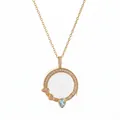 Primo piano di una collana circolare con diamanti pavé, cristallo trasparente e gemme. - Collana Con Portafoto Trasparente Rotondo In Acquamarina