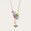 Dettaglio della collana vintage in smalto con fiori viola e ape su catena dorata - Collana Lunga Ape Margherita Viola di Settembre