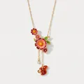 Primo piano dettagliato di una collana vintage con fiori in smalto e nappa a scoiattolo - Collana Smalto Scoiattolo Fiore di Campo di Ottobre