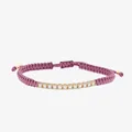 Detailansicht eines lila geflochtenen Armbands mit funkelnden runden Zirkonia-Steinen. - Vollbesetzter Diamant-Stil / Lila