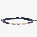 Nahaufnahme eines marineblauen geflochtenen Armbands mit funkelndem Herz-Zirkonia-Mittelstück - Herz Strass Geflochtener Stil