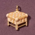 Primo piano di un ciondolo creativo a forma di mobile con perle e smalto colato. - Ciondolo Sgabello Solo (Senza Catena)