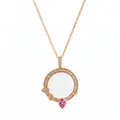 Nahaufnahme des Roségold-Anhängers mit weißem Kristall und pinkem Edelstein-Detail. - Halskette Mit Runder Transparenter Fotobox Aus Rosa Edelstein