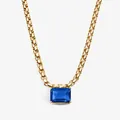 Gros plan d'un collier en plaqué or 18k avec un pendentif en pierre bleue taille émeraude. - Décembre (Bleu Profond)
