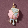 Primo piano di un ciondolo in smalto rosa e blu con piccoli dettagli in perle bianche - Ciondolo Soffione Doccia Solo (Senza Catena)