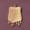 Primo piano di un ciondolo con trama a maglia, perle ed effetto smalto che gocciola - Ciondolo Coperta Solo (Senza Catena)