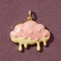 Dettaglio macro di un ciondolo a nuvola con smalto rosa strutturato e piccole perle - Ciondolo Spugna da Bagno Solo (Senza Catena)