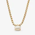Détail d'un collier avec pendentif en perle carrée plaqué or 18 carats et chaîne épaisse - Juin (Perle Artificielle Blanche)