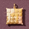 Primo piano di un ciondolo quadrato in oro con smalto a goccia d'olio e piccole perle. - Ciondolo Futon Solo (Senza Catena)