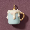 Dettaglio di un grazioso ciondolo a tazza blu menta con glassa alla crema e perle - Ciondolo Bicchiere Solo (Senza Catena)