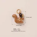 Dettaglio del ciondolo scoiattolo carino con dimensioni 16mm e info sul materiale rame. - Piccolo Scoiattolo