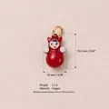 Dettaglio del ciondolo a forma di gatto rosso in rame, dimensioni 15,8 mm e 10 mm. - Omino di Pan di Zenzero Rosso