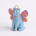 Ciondolo gatto fantasia in ceramica dipinto a mano con ali di farfalla vivaci - Ciondolo Gatto Blu a Pois Con Ali di Farfalla