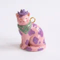 Detailansicht eines handbemalten rosa Katzenanhängers mit Cowboyhut und Halstuch - Lila Gepunktete Katze Mit Zylinder Anhänger