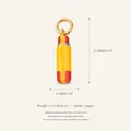 Vue détaillée d'un pendentif papeterie de dessin animé en cuivre jaune et rouge DIY - Stylo Rouge No. 7