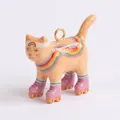 Detailansicht eines handbemalten Katzenanhängers mit Regenbogen und Rollschuhen - Regenbogen Rollschuh Orange Katze Anhänger
