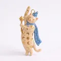 Primo piano di un ciondolo a forma di gatto in ceramica dipinto a mano con motivi celesti. - Ciondolo Gatto Mago Con Bacchetta Magica Stella Luna