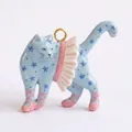Vista dettagliata del ciondolo a forma di gatto blu dipinto a mano con piccoli fiori - Ciondolo Gatto Blu Con Bordino in Pizzo Rosa