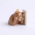 Detaillierte Ansicht eines 3D-Bären-Emaille-Anhängers für die DIY-Schmuckherstellung. - Bär an der Wand Lehnend Anhänger