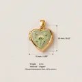 Primo piano di un medaglione a cuore dorato con motivo floreale verde e dimensioni del prodotto - Medaglione apribile / Dente di Leone a Cuore (No.1)
