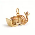 Detaillierte Makroansicht eines 3D-Emaille-Katzenanhängers an einem goldenen Laptop - Orangefarbene Katze am Computer Anhänger