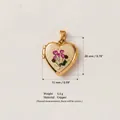 Vue détaillée d'un pendentif cœur en cuivre plaqué or avec dimensions de 20mm x 15mm. - Fleur Violette Cœur (No.4)
