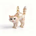 Makro-Detail eines 3D-Emaille-Katzanhängers mit Goldplattierung und grünen Augen für DIY-Schmuck - Gestreifte Kätzchen Anhänger