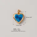 Détails d'un médaillon en forme de cœur en cuivre doré avec incrustation florale bleue - Pétale Bleu (No.25)