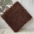 Dalle de tapis shaggy carré marron doux pour chambre à coucher avec texture peluche - 30x30x1cm / Café Foncé