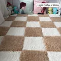 Tapis de sol en peluche à damier doux en café clair et blanc pour décoration de chambre - Patchwork Abricot et Blanc / 30x30x1cm