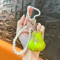 Elegante portachiavi a forma di pera verde con moschettone a cuore e cinturino di perle - Pera