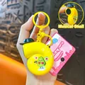 Llavero amarillo con forma de caracol, estampado de aguacate y un pequeño sombrero - Amarillo