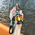 Mini LED retro lantaarn sleutelhanger met warm licht en zwarte stevige karabijnhaak - Retro Kleine Lantaarn / Zwart