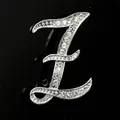 Primer plano de un broche plateado con forma de letra E decorado con pedrería - Estilo Letra Z (2255) / Plata Z