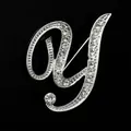 Primer plano de un broche plateado con la letra Y adornado con brillantes cristales - Estilo Letra Y (2255) / Plata Y