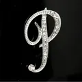 Detalle de elegante broche plateado letra P con brillantes pedrería de strass y cristal - Estilo Letra P (2255) / Plata P