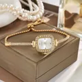 Detailansicht einer goldfarbenen Damenuhr mit Strasssteinen und Bolo-Armband - Gold Weiß