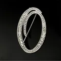 Primer plano de un broche plateado con la letra O y brillantes cristales incrustados - Estilo Letra O (2255) / Plata O