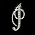Detalle de primer plano de un broche plateado con forma de G y pedrería brillante - Estilo Letra I (2255) / Plata I