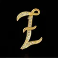 Vista detallada de un elegante broche con la letra E dorada y brillantes pedrería para mujer. - Estilo Letra Z (2255) / Oro Z
