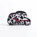 Haarklammer in Cowboyhut-Form aus Acryl mit Kuhmuster und pinkem Akzent detail - Cowboy Hat Style Claw / Cow Pattern Hat