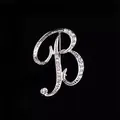 Primer plano detallado de un broche con la letra B plateada y diamantes de imitación - Estilo Letra B (2255) / Plata B