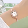 Elegante roségoldene quadratische Uhr mit Kristalllünette und verstellbarem Armband - Roséweiß