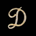 Vista detallada de un brillante broche dorado con la letra D y diamantes de imitación. - Estilo Letra D (2255) / Oro D