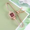 Elegante rotgoldene quadratische Strass-Uhr mit bordeauxrotem Zifferblatt und Armband - Fuchsia