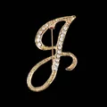 Vista detallada de un broche con la letra J dorada y adornado con brillantes diamantes - Estilo Letra J (2255) / Oro J